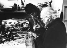 Augusto e Franco Murer in studio a Falcade. Il padre verifica la morsura della lastra.